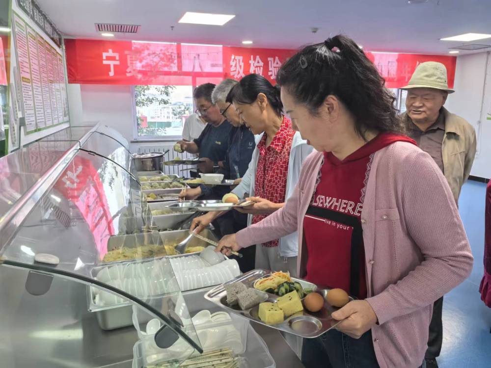 寧夏固原市隆德縣老年養(yǎng)護(hù)院里，旅居老人在取早餐。（楊珍珍攝）