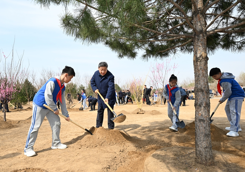 2025年4月3日，習(xí)近平總書記來到北京豐臺區(qū)永定河畔參加首都義務(wù)植樹活動。