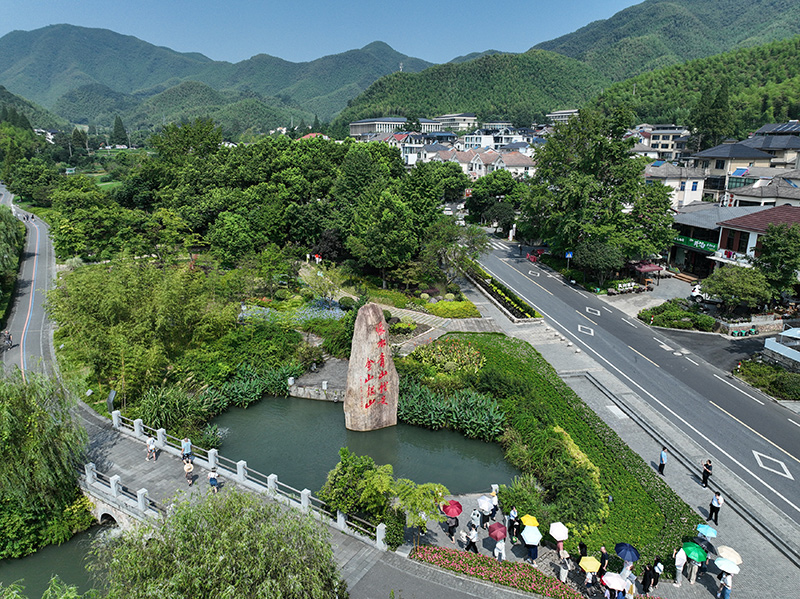 2023年8月11日，游客在浙江安吉余村參觀。