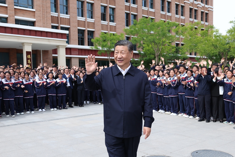 2024年6月18日，習(xí)近平總書(shū)記在青海果洛西寧民族中學(xué)考察時(shí)，向師生們揮手致意。
