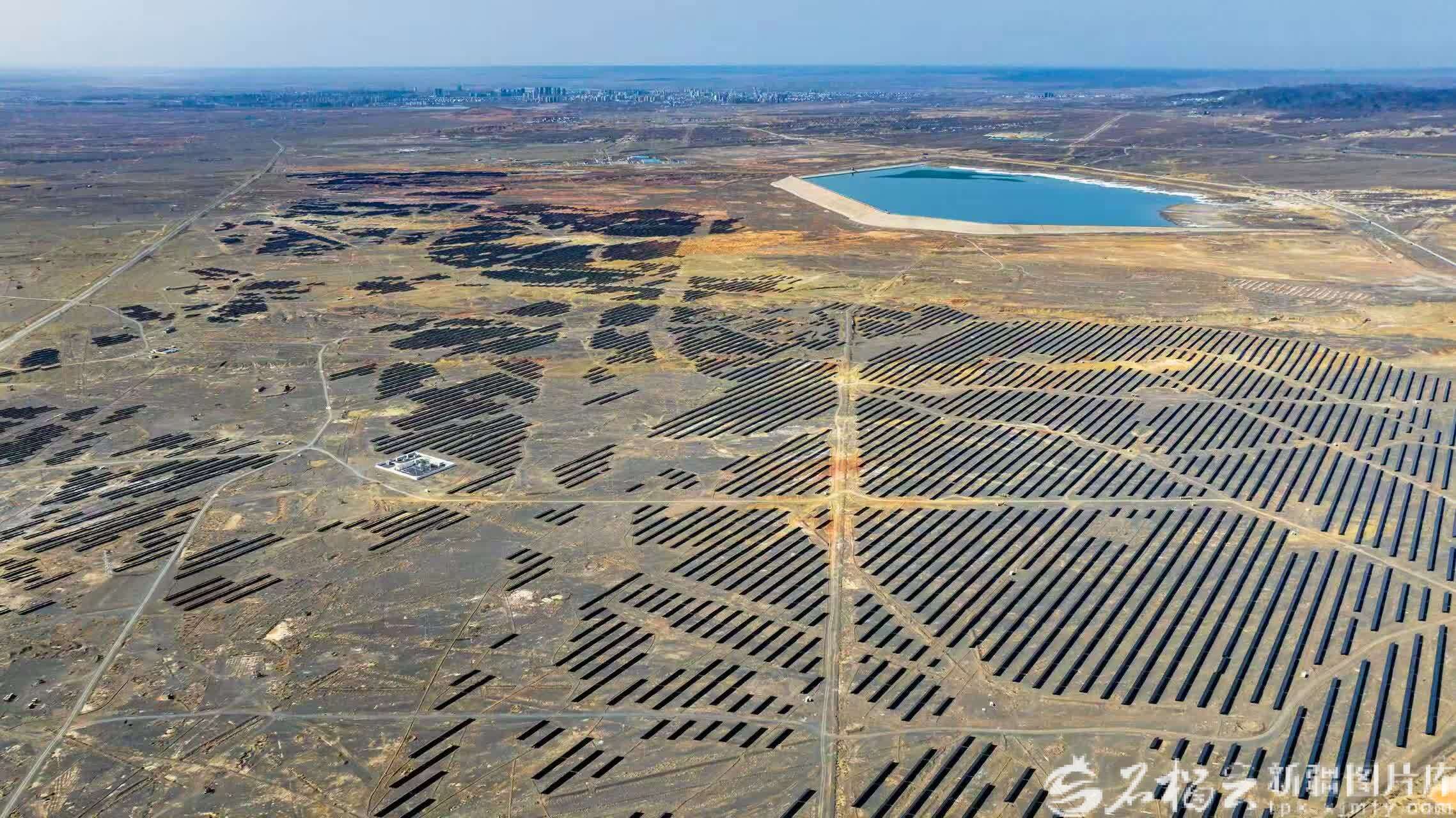 圖為新疆油田三三區(qū)光伏基地(呂殿杰 攝影)