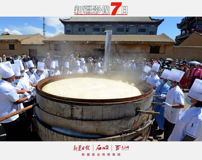 超級(jí)蒸籠亮相美食節(jié) ——7月30日，巴里坤哈薩克自治縣舉辦第九屆美食文化節(jié)，縣城文博園景區(qū)、清代糧倉大院內(nèi)直徑2.8米的超級(jí)大蒸籠和高1.8米直徑2米的大火鍋，吸引眾多游客圍觀，廚師們在現(xiàn)場制作特色美食蒸餅、土火鍋供游客免費(fèi)品嘗。張建剛攝