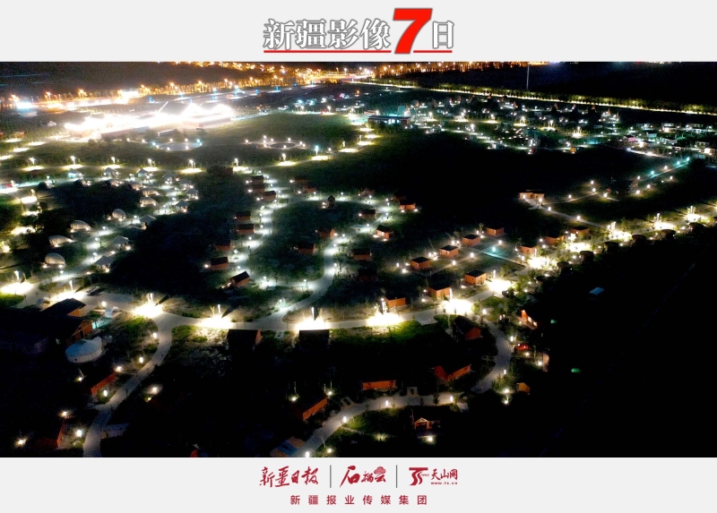 宛若銀河——   7月25日，烏爾禾國際房車露營公園夜景。進(jìn)入盛夏時(shí)節(jié)，克拉瑪依市烏爾禾區(qū)新興旅游項(xiàng)目迎來大量嘗鮮的游客。其中，烏爾禾國際房車露營公園頗為引人注目。營地內(nèi)房屋星羅棋布，日間游客可體驗(yàn)各種游樂項(xiàng)目，夜間可在“宛若銀河”的營地內(nèi)吃燒烤、看星空，感受多彩生活。石榴云/新疆日報(bào)記者 韓亮攝