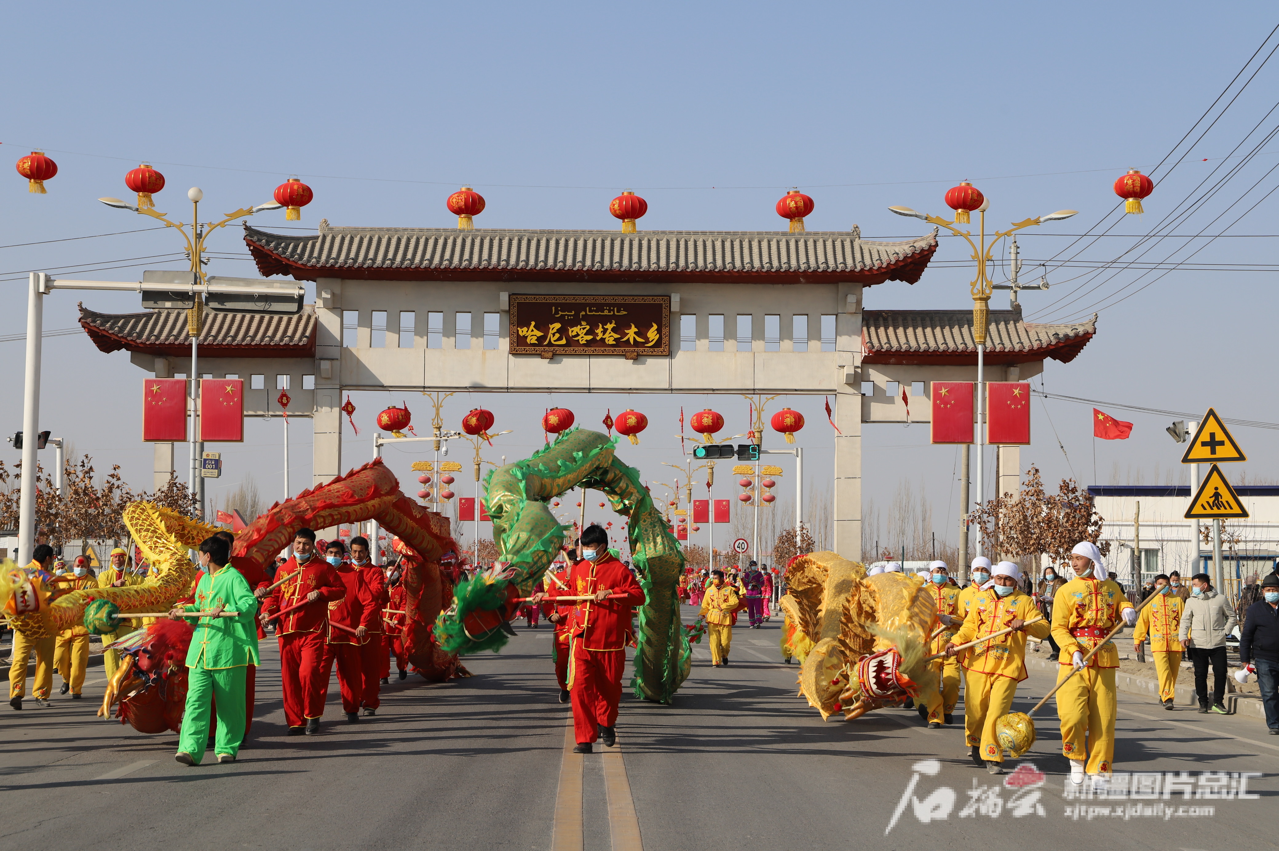 在庫車市哈尼喀塔木鄉(xiāng)主干道上，舞龍隊正在表演舞龍。劉雪梅攝