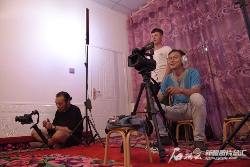 王江江在拍攝音視頻資料。 王江江本人供圖