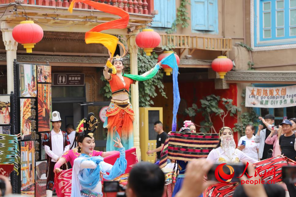 古城歌舞起，夏日旅游熱。人民網(wǎng) 李龍攝