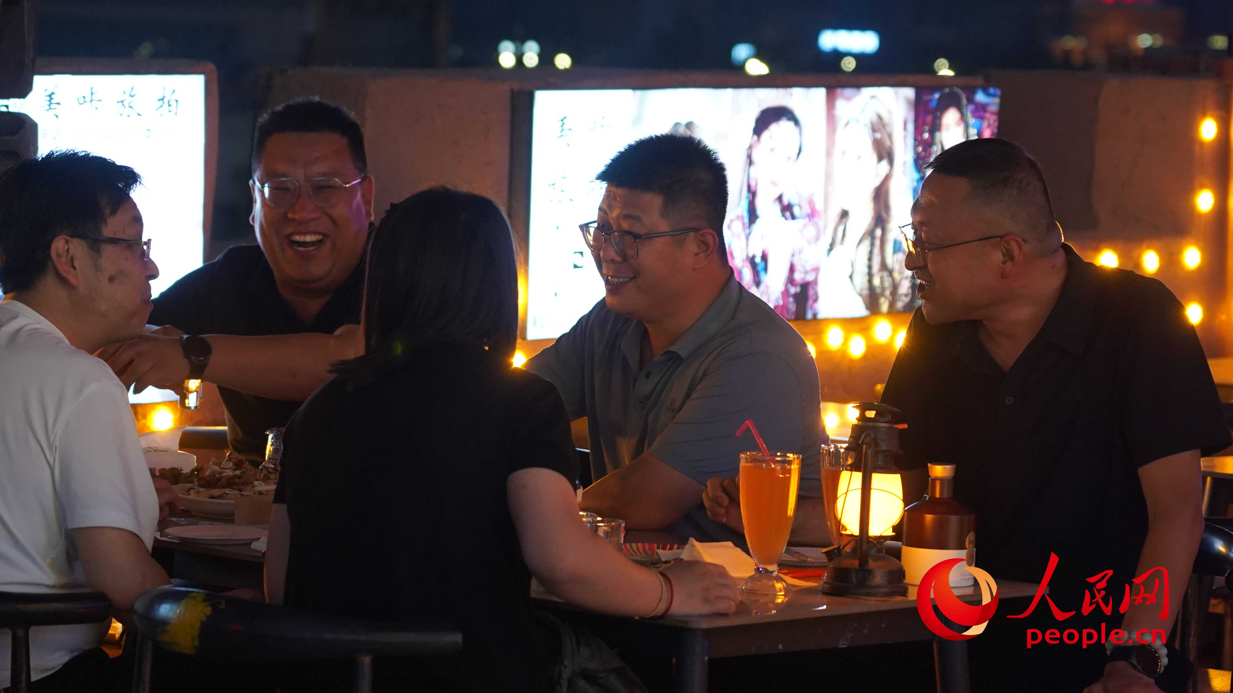 古城景區(qū)里的夜生活。人民網(wǎng) 李龍攝