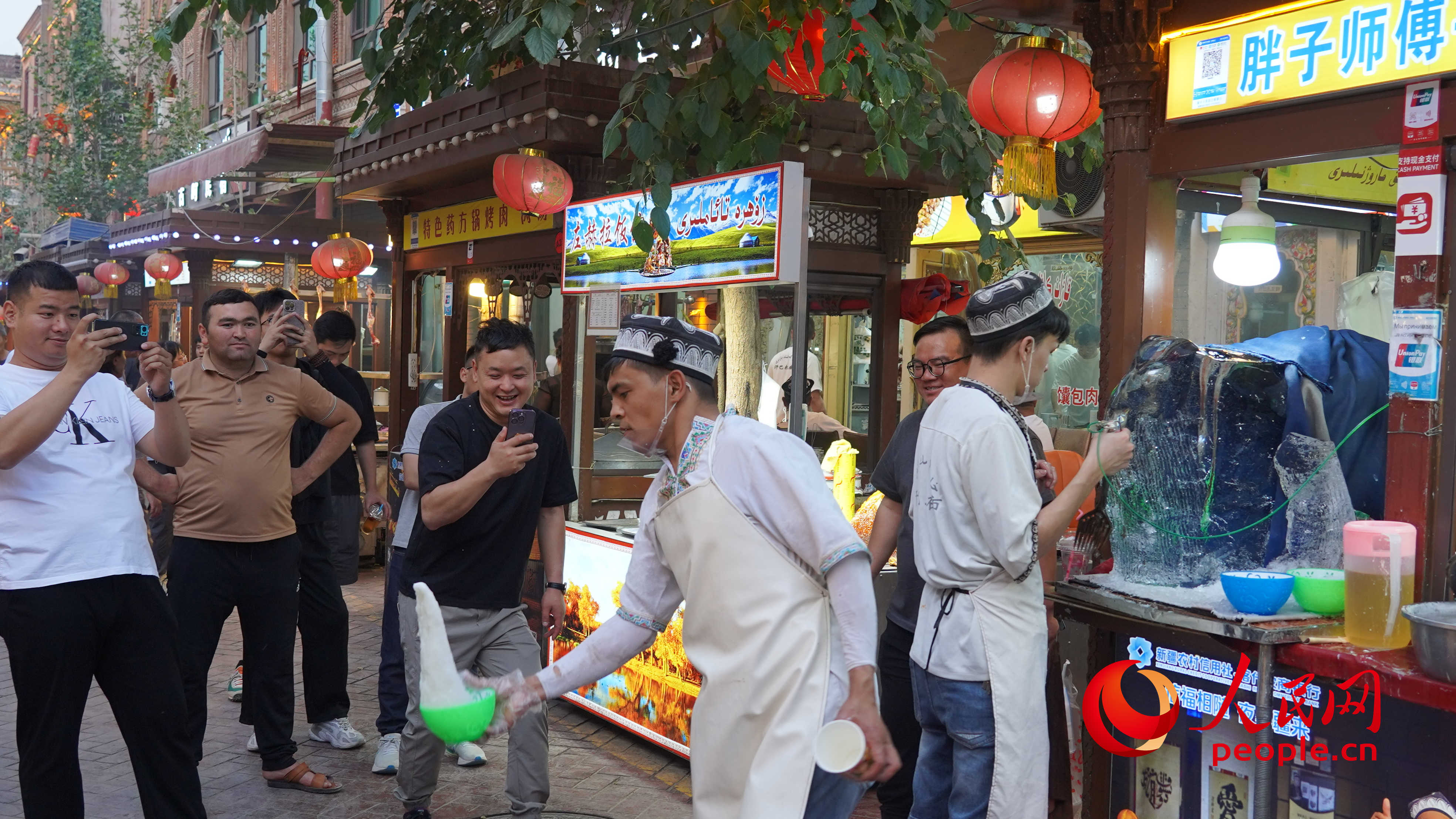 游客在古城景區(qū)里拍照。人民網(wǎng) 李龍攝