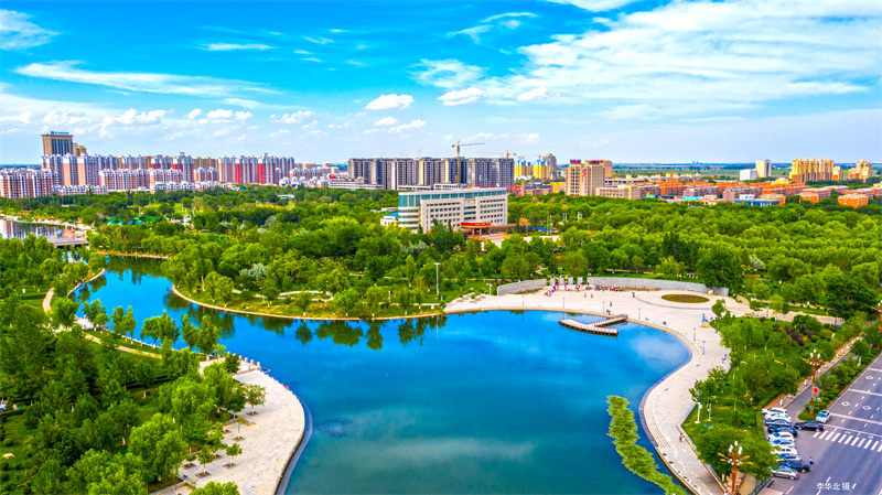 新疆生產(chǎn)建設(shè)兵團(tuán)第六師五家渠市濱河公園一角。李華北攝