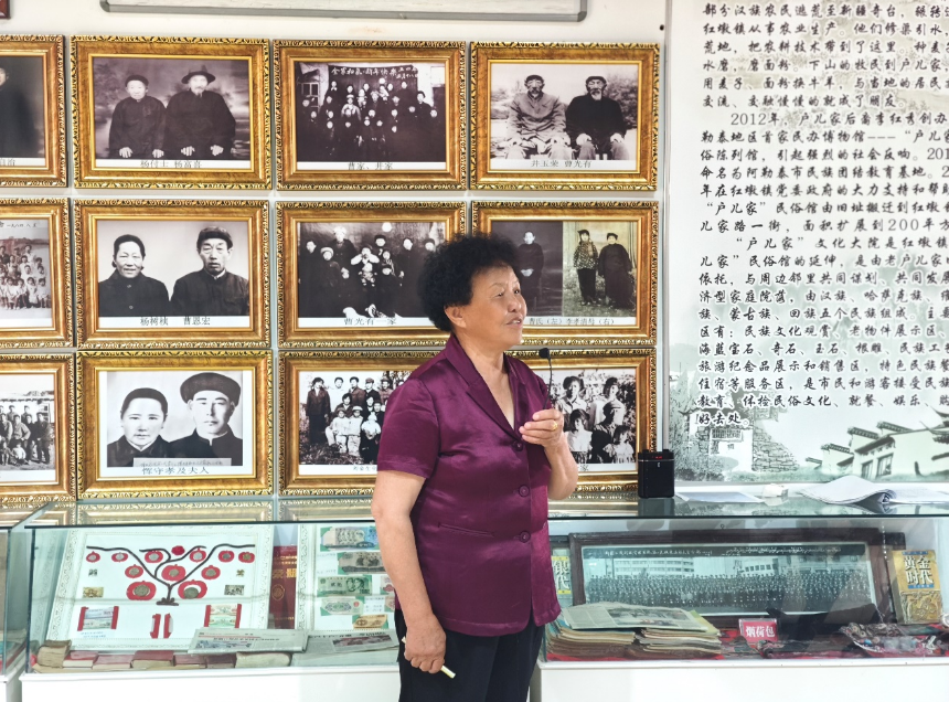“戶兒家”文化大院館長李紅秀為采訪團講解民族團結故事。呂路萍 攝