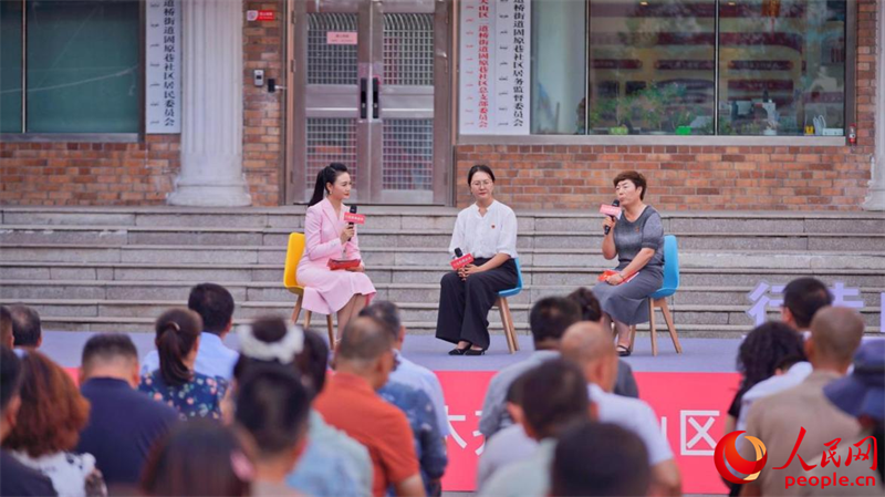 陳文靜（中）、董曉麗（右一）作交流分享。人民網(wǎng) 李欣洋攝