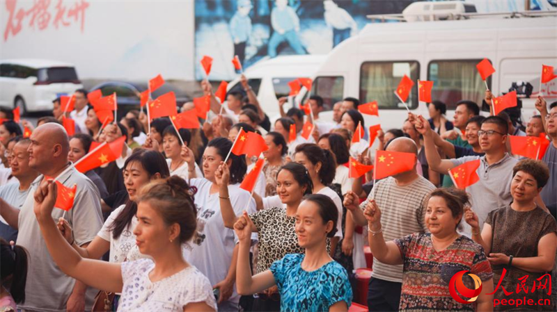 全體合唱《我和我的祖國》。人民網(wǎng) 李欣洋攝
