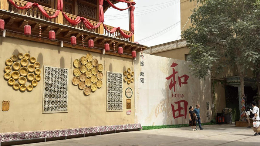 游客在團(tuán)城標(biāo)志性地點打卡拍照。人民網(wǎng)記者 焦磊攝