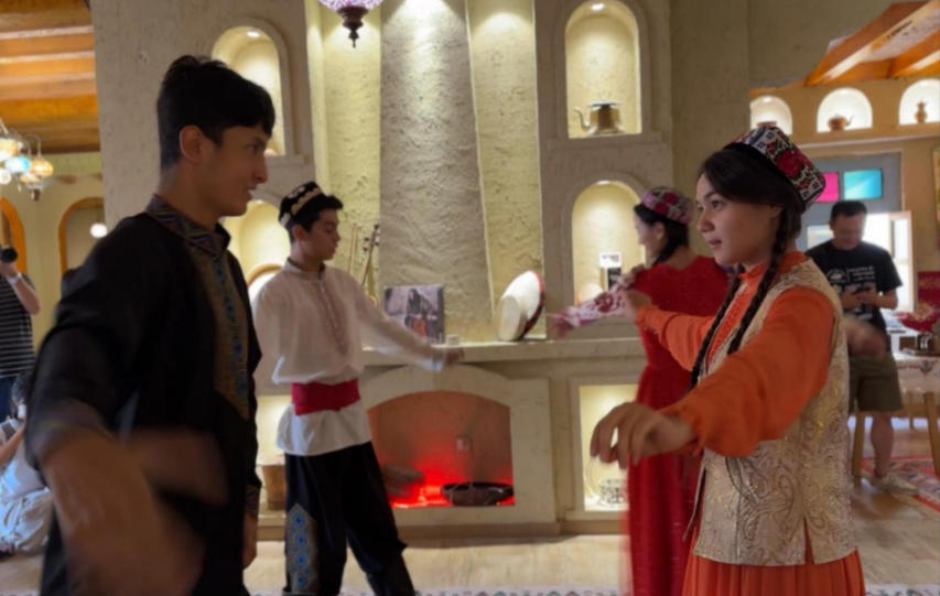 在團(tuán)城一家特色店鋪內(nèi)，演員為游客表演舞蹈。人民網(wǎng)記者 焦磊攝