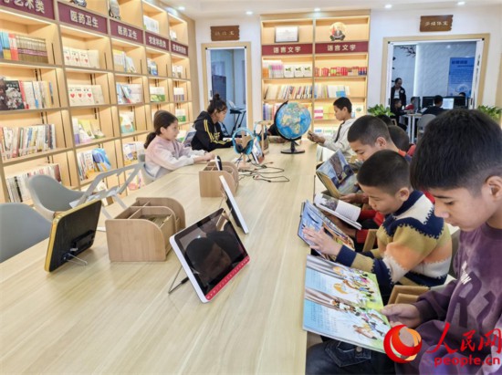 阿依丁庫(kù)勒村圖書(shū)館內(nèi)，孩子們正在閱讀。人民網(wǎng)記者 陳新輝攝