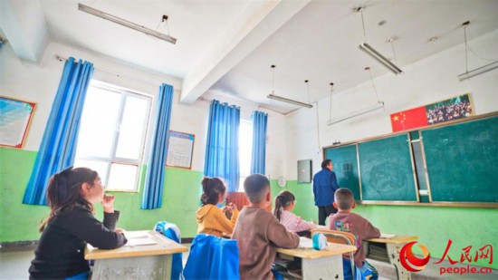 達(dá)里雅布依鄉(xiāng)中心小學(xué)一年級(jí)學(xué)生們正在上課。人民網(wǎng) 李欣洋攝