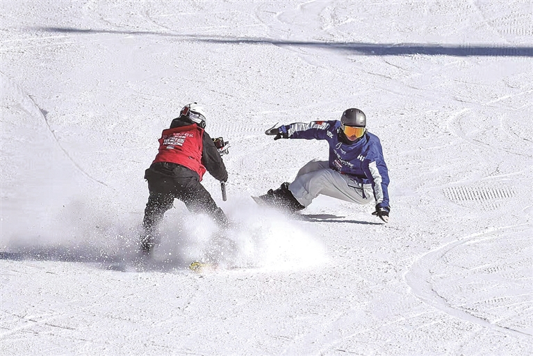 讓更多人愛上滑雪——新疆:冰雪運動火遍天山南北 讓更多人愛上滑雪——新疆:冰雪運動火遍天山南北